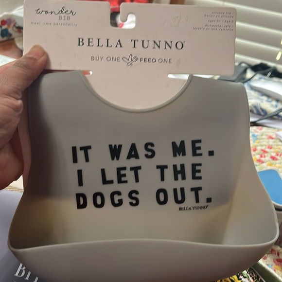 NWT Bella Tunno I Let The Dogs Out Baby Bib - Picture 1 of 5